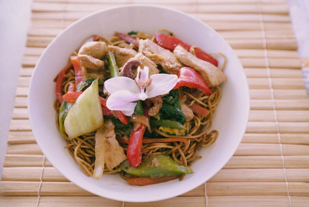 Nouilles asiatiques au poulet curry servies au food truck Bambou Nem à Sommières